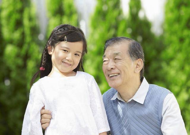 三個孫女，70歲大爺取的名字，鄰居拍手叫好，兩兒媳卻不淡定了