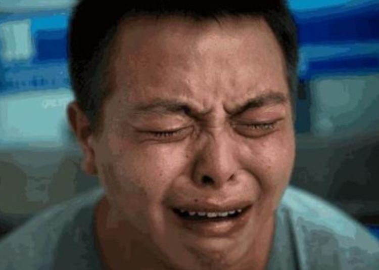 為救丈夫，妻子去世，在骨灰里發現一根鐵絲，丈夫臉都氣綠了
