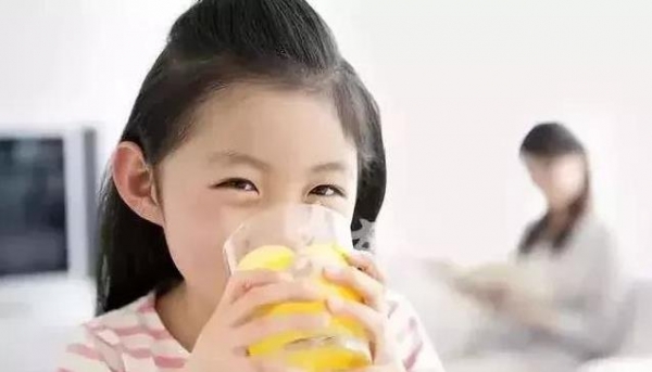 醫生警告：孩子睡前不能吃的6樣常吃食物，現已有孩子停止發育