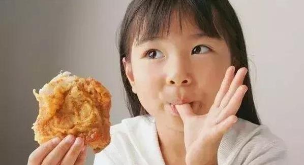 醫生警告：孩子睡前不能吃的6樣常吃食物，現已有孩子停止發育