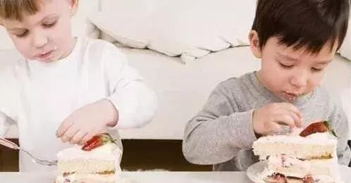 醫生警告：孩子睡前不能吃的6樣常吃食物，現已有孩子停止發育