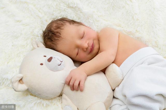 0~3個月低月齡小嬰兒如何自主入睡？嬰語者特蕾西：4S哄睡法