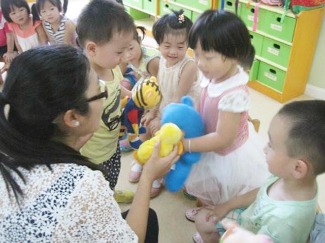 為啥幼兒園裡男孩會被女孩欺負？老師的回答，讓養兒的媽捶胸頓足