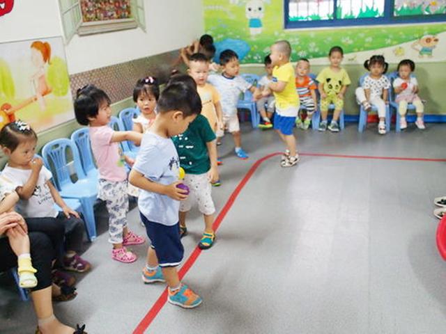為啥幼兒園裡男孩會被女孩欺負？老師的回答，讓養兒的媽捶胸頓足