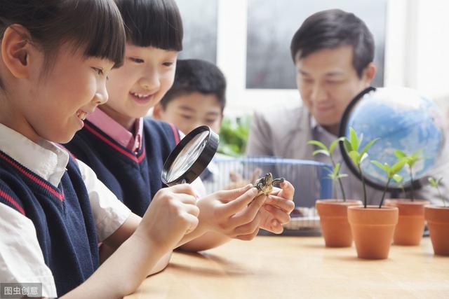 學校是什麼？對於杜威的說法，給出你的態度