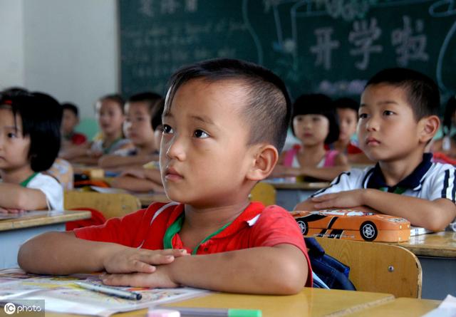 學校是什麼？對於杜威的說法，給出你的態度
