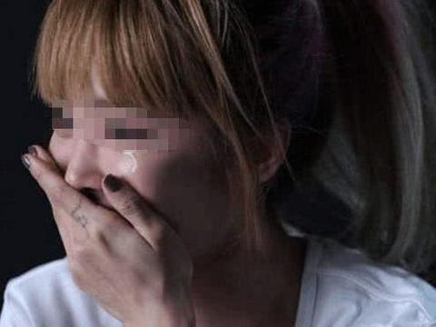 女兒當伴娘，回家連洗三遍澡，母親不放心，趴門縫一看，如遭雷擊