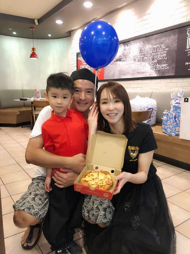 「小龍女楊過」罕見曬溫馨照，兒子顏值太高勝過同齡星二代