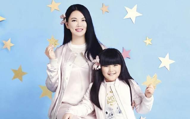 郭晶晶教4歲兒子做慈善，卻因穿雙200塊鞋起非議，網友：李湘笑了