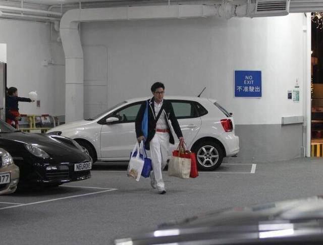 郭晶晶教4歲兒子做慈善，卻因穿雙200塊鞋起非議，網友：李湘笑了