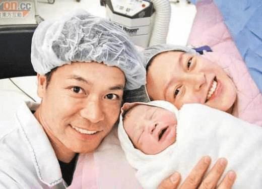 他曾遭女友嫌棄太窮，後獲3次視帝，如今54歲兒女雙全成人生贏家