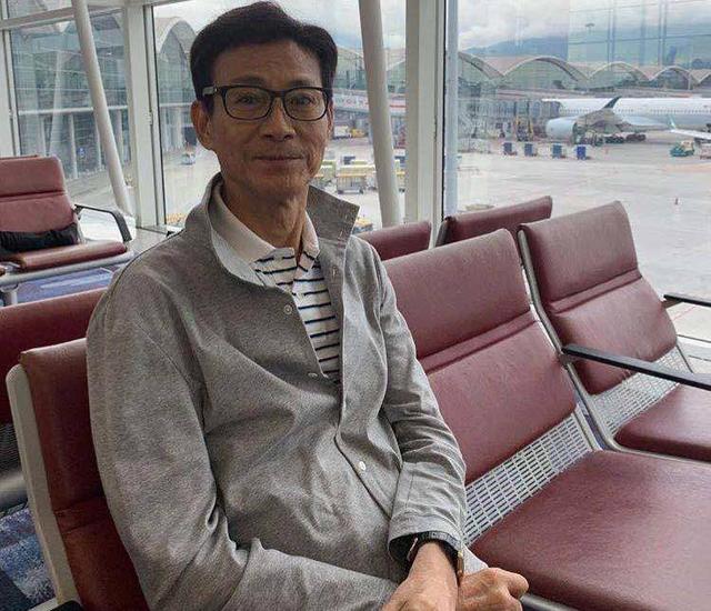 72歲鄭少秋近照曝光！與同齡汪明荃合影，瘦骨嶙峋老態盡顯
