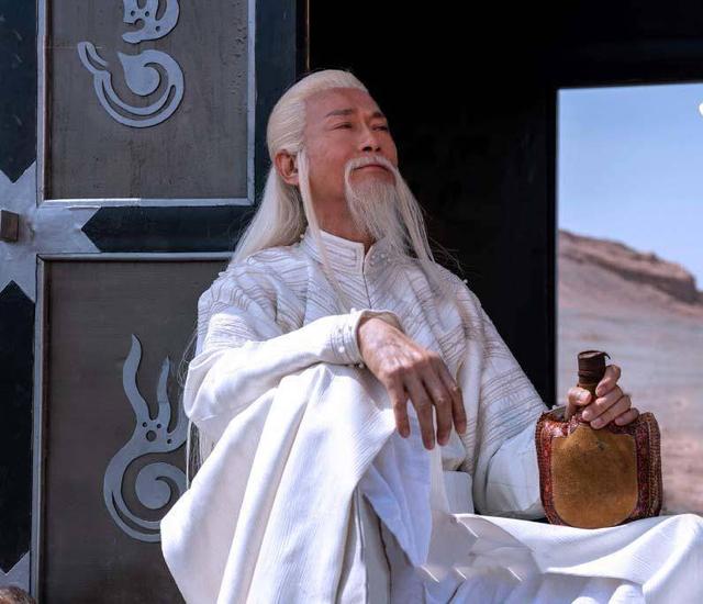 72歲鄭少秋近照曝光！與同齡汪明荃合影，瘦骨嶙峋老態盡顯