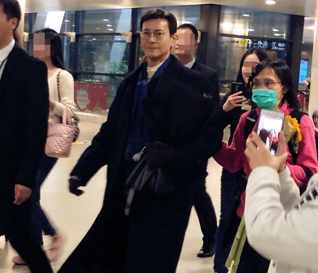 72歲鄭少秋近照曝光！與同齡汪明荃合影，瘦骨嶙峋老態盡顯