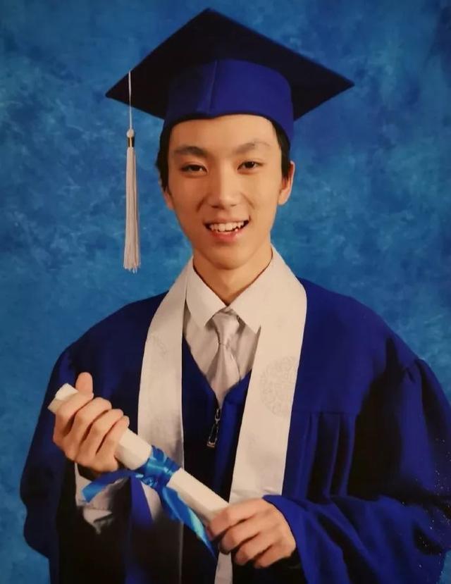 張藝謀現身兒子畢業典禮，一家五口同框撞臉，一個姿勢超顯父愛