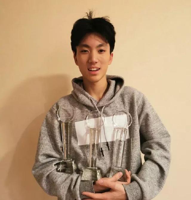 張藝謀現身兒子畢業典禮，一家五口同框撞臉，一個姿勢超顯父愛