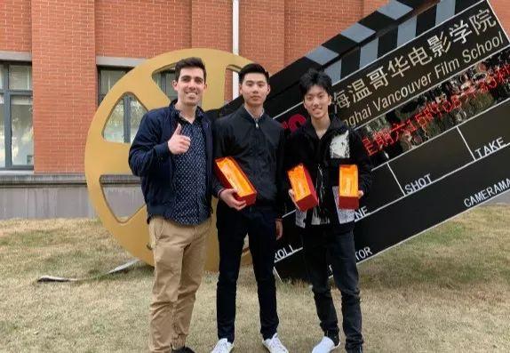 張藝謀現身兒子畢業典禮，一家五口同框撞臉，一個姿勢超顯父愛