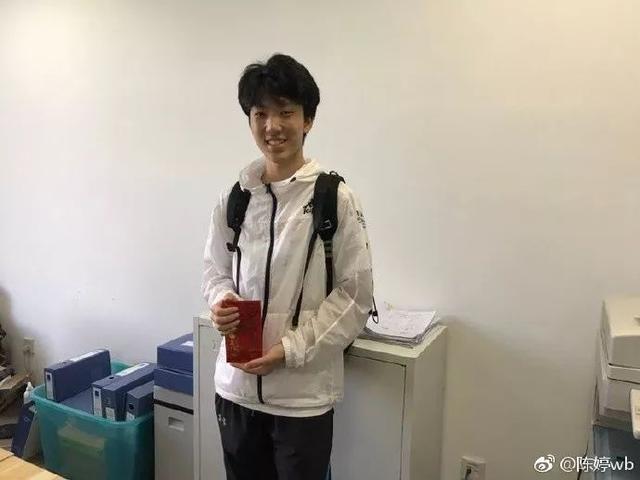 張藝謀現身兒子畢業典禮，一家五口同框撞臉，一個姿勢超顯父愛