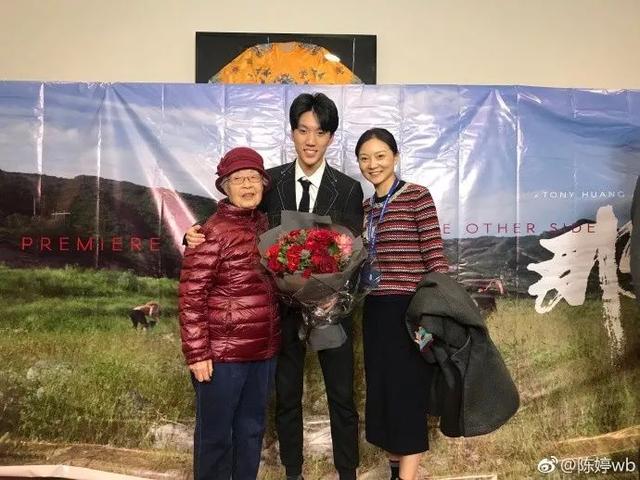 張藝謀現身兒子畢業典禮，一家五口同框撞臉，一個姿勢超顯父愛