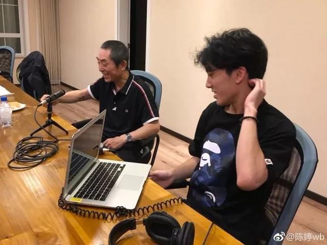 張藝謀現身兒子畢業典禮，一家五口同框撞臉，一個姿勢超顯父愛