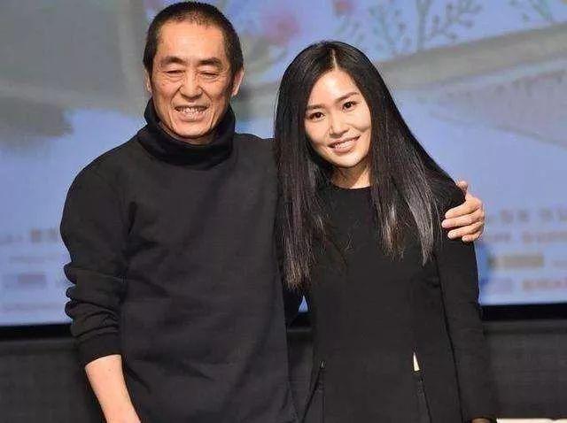 張藝謀現身兒子畢業典禮，一家五口同框撞臉，一個姿勢超顯父愛