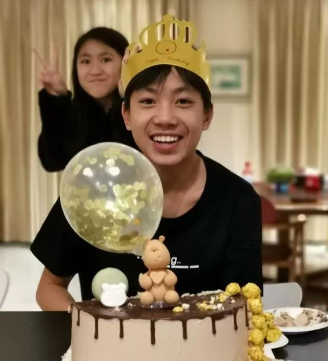 張藝謀現身兒子畢業典禮，一家五口同框撞臉，一個姿勢超顯父愛