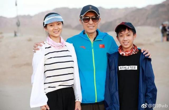 張藝謀現身兒子畢業典禮，一家五口同框撞臉，一個姿勢超顯父愛