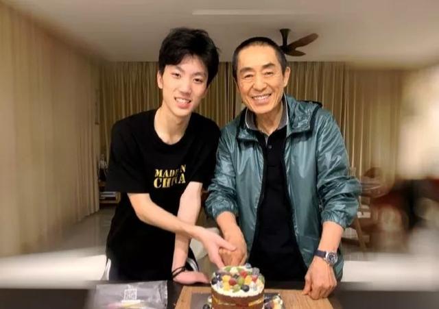張藝謀現身兒子畢業典禮，一家五口同框撞臉，一個姿勢超顯父愛