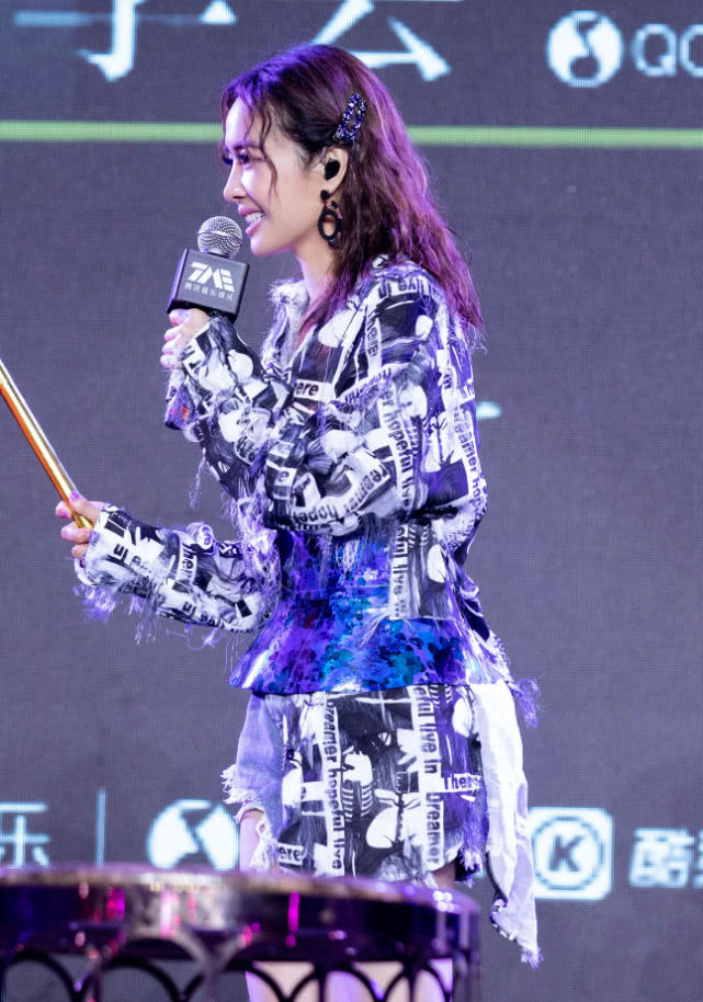 蔡依林有多瘦？我餓一年也穿不上「茶杯裙」，她連腰都掛不住！