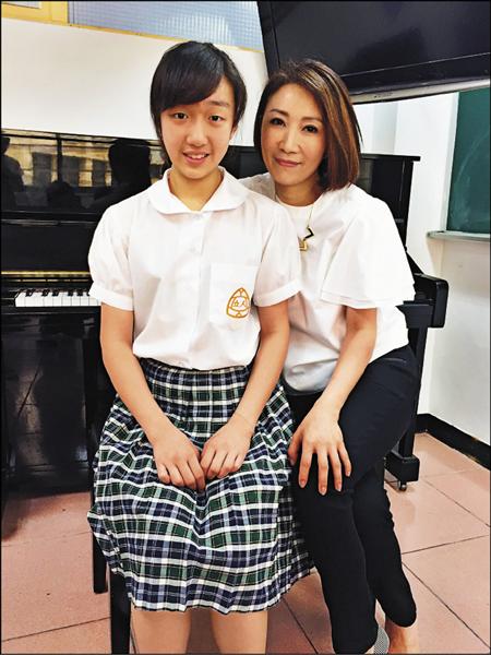 爸爸要擔心了！檢場18歲女兒「開岔露深V」轉大人　名模氣勢「剪超美平劉海」網狂喊：岳父好