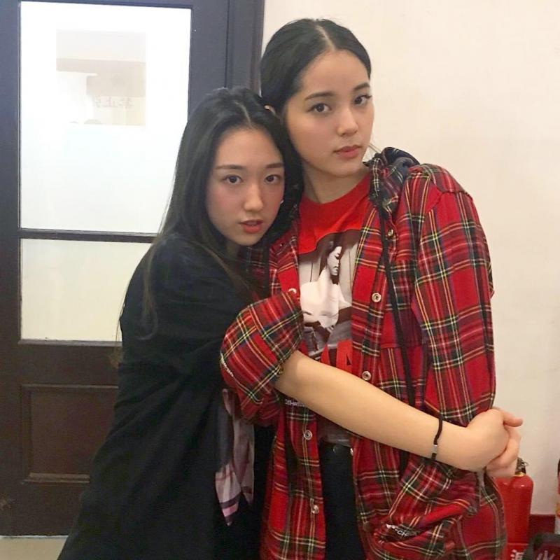 爸爸要擔心了！檢場18歲女兒「開岔露深V」轉大人　名模氣勢「剪超美平劉海」網狂喊：岳父好