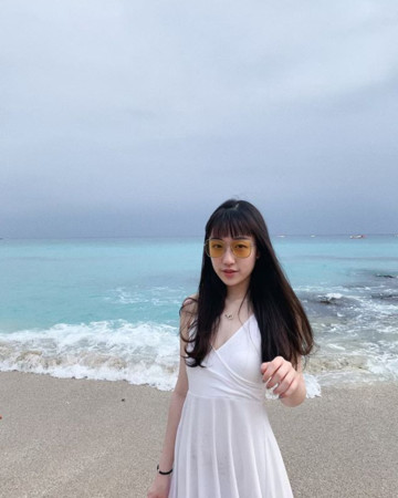爸爸要擔心了！檢場18歲女兒「開岔露深V」轉大人　名模氣勢「剪超美平劉海」網狂喊：岳父好