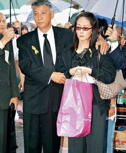 她痛失愛女花15年才走出！ 傷心過度爆夫妻分居「屢傳離婚」 如今看破生命「走了丟臭水溝就好」