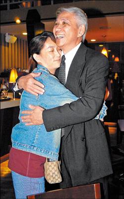 她痛失愛女花15年才走出！ 傷心過度爆夫妻分居「屢傳離婚」 如今看破生命「走了丟臭水溝就好」