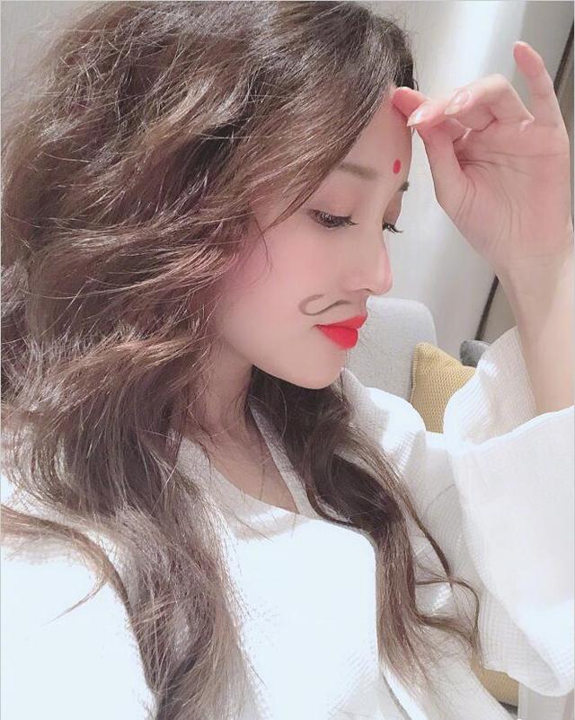 金莎堪稱最強沙雕女星，梳爆炸頭畫鬍子太搞怪，偶像包袱瞬間全無
