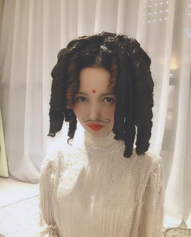 金莎堪稱最強沙雕女星，梳爆炸頭畫鬍子太搞怪，偶像包袱瞬間全無