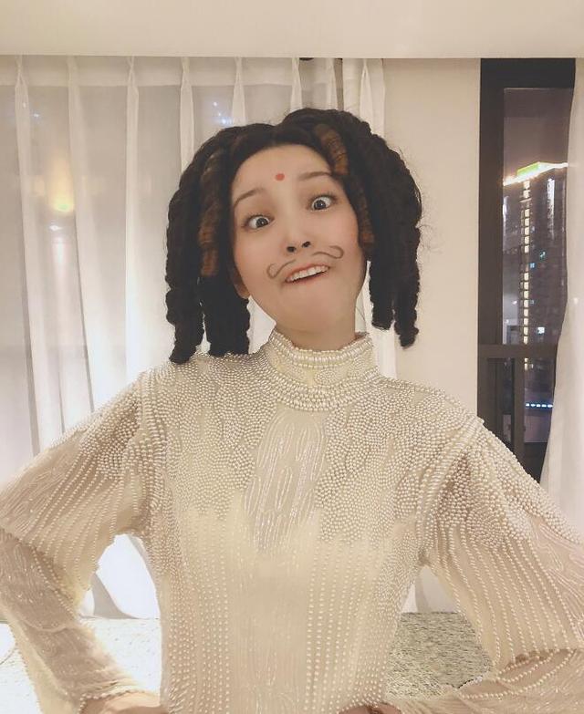 金莎堪稱最強沙雕女星，梳爆炸頭畫鬍子太搞怪，偶像包袱瞬間全無