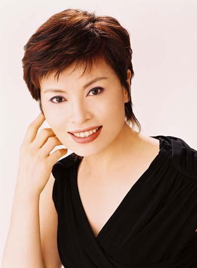 她被稱為「央視一姐」如今57歲卻不顯老態，結婚30年依然很恩愛！