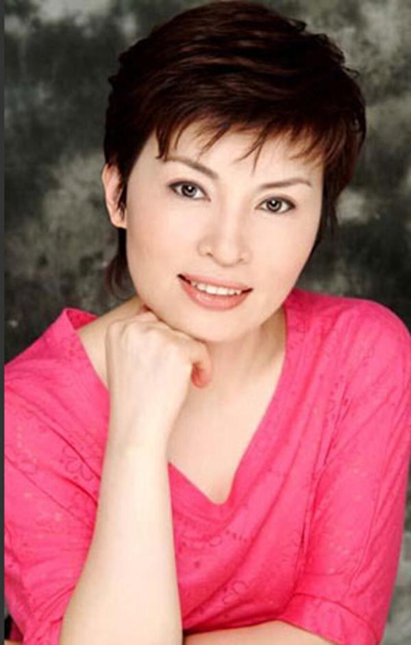 她被稱為「央視一姐」如今57歲卻不顯老態，結婚30年依然很恩愛！