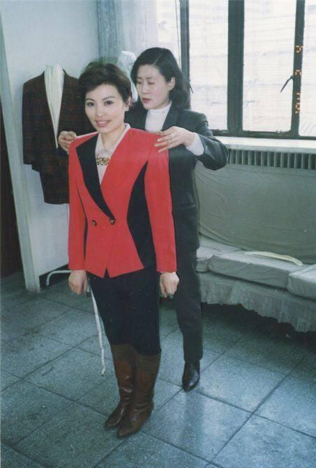 她被稱為「央視一姐」如今57歲卻不顯老態，結婚30年依然很恩愛！