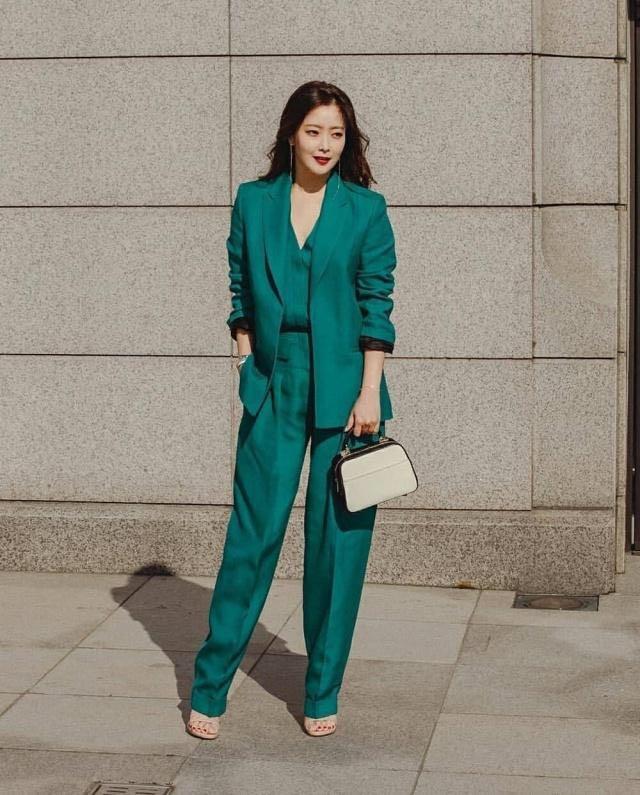 42歲金喜善現身活動，一身綠西裝也美得驚艷，這氣質娛樂圈也少見