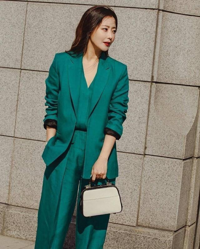 42歲金喜善現身活動，一身綠西裝也美得驚艷，這氣質娛樂圈也少見