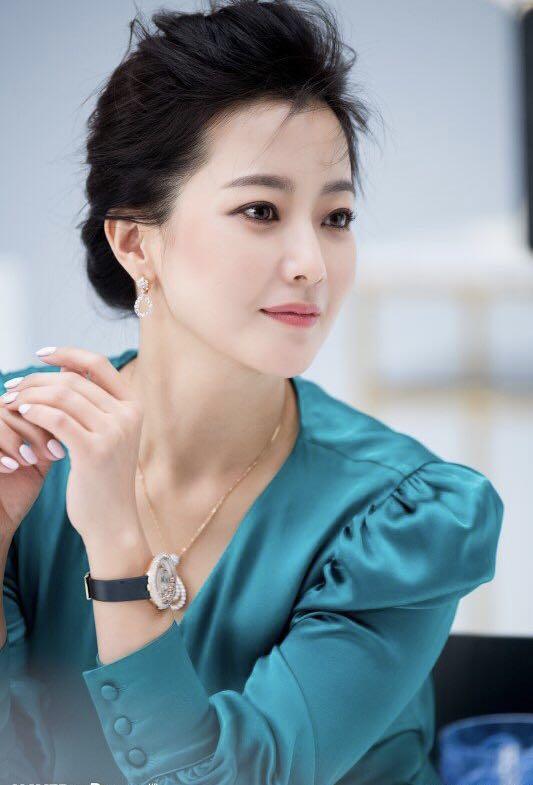42歲金喜善現身活動，一身綠西裝也美得驚艷，這氣質娛樂圈也少見