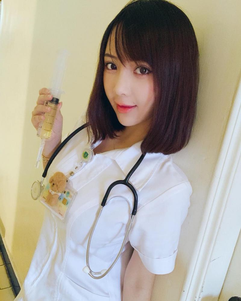 這不像素人規格啊！正妹護理師「言兒」遊海邊穿得太火辣。