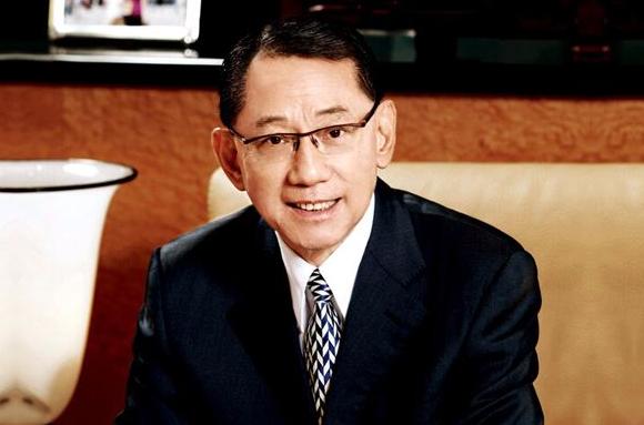 曾欠銀行3.2億，今身價百億成「娛樂之王」，因被嘲諷再不坐奔馳