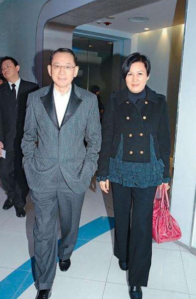 曾欠銀行3.2億，今身價百億成「娛樂之王」，因被嘲諷再不坐奔馳