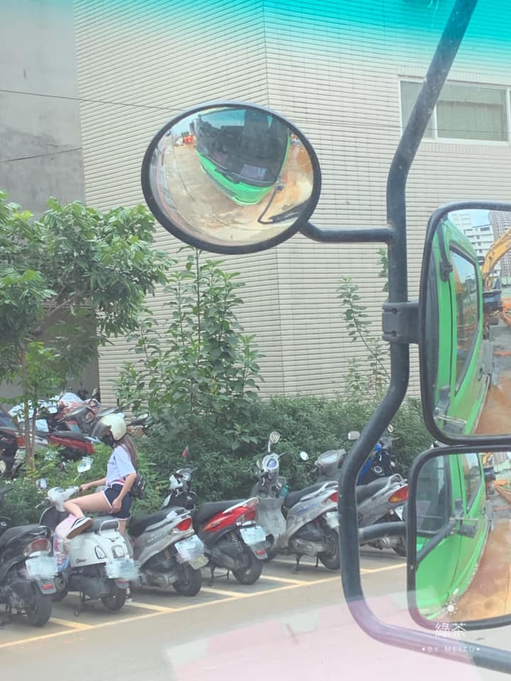 真理褲妹下機車 …網：視角好！