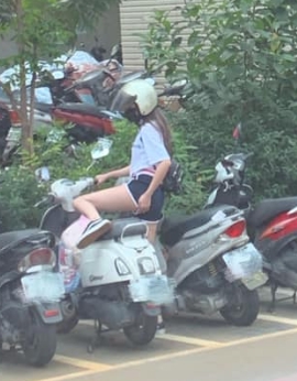 真理褲妹下機車 …網：視角好！