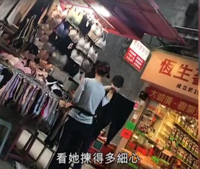 54歲張曼玉淪落到購買地攤貨？老闆：她每次都買半打