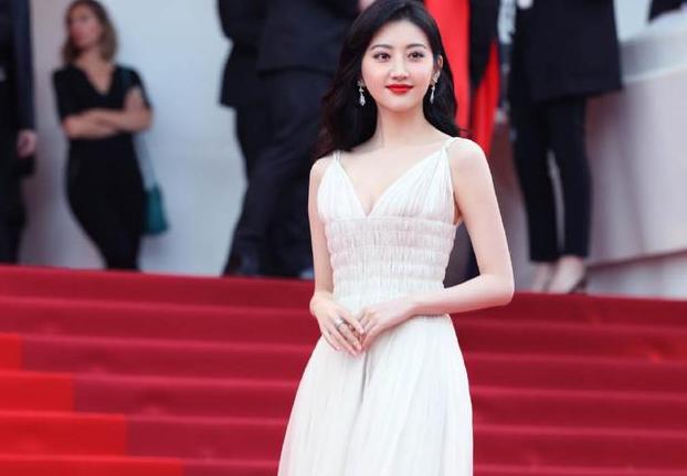 坎城終於出了一個能被吹爆的女星，手上的飾品比禮服還搶眼